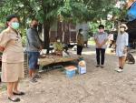 ลงพื้นที่แจกถุงยังชีพให้กับผู้สัมผัสเสี่ยงสูงโรคโควิด-19...